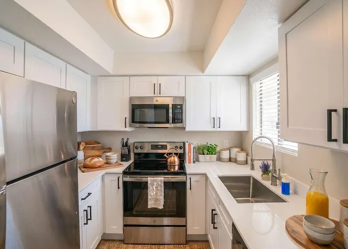 Apartment Near Casino Pool Gym Balcony Parking Washer Dryer *